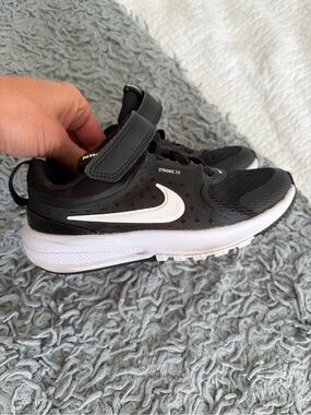 Nike Kids Black and White Dynamic Fit Velcro Sneaker 12.5 little kid boy